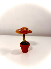 Cargar imagen en el visor de la galería, Hongo del Silencio — Escultura botánica en lana afieltrada