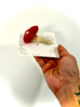 Cargar imagen en el visor de la galería, Amanita del Camino— Escultura textil y amuleto botánico