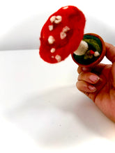 Cargar imagen en el visor de la galería, Amanita del Ensueño— Escultura botánica en lana afieltrada