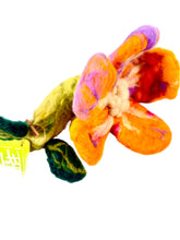 Cargar imagen en el visor de la galería, Flor Solar— Escultura botánica en lana afieltrada