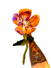 Cargar imagen en el visor de la galería, Flor Solar— Escultura botánica en lana afieltrada