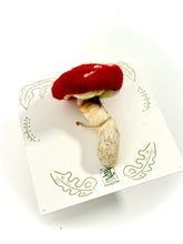 Cargar imagen en el visor de la galería, Amanita del Camino— Escultura textil y amuleto botánico