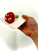 Cargar imagen en el visor de la galería, Amanita del Camino— Escultura textil y amuleto botánico