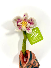Cargar imagen en el visor de la galería, Orquídea del Alba— Escultura textil y amuleto botánico