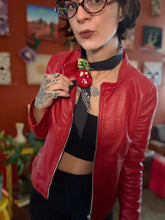 Cargar imagen en el visor de la galería, Amanita del Camino— Escultura textil y amuleto botánico