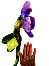 Cargar imagen en el visor de la galería, Flor del Portal — Escultura botánica en lana afieltrada