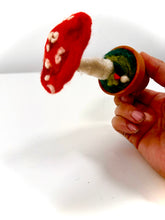 Cargar imagen en el visor de la galería, Amanita del Ensueño— Escultura botánica en lana afieltrada