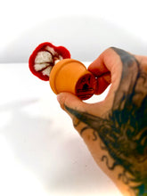 Cargar imagen en el visor de la galería, Amanita del Ensueño— Escultura botánica en lana afieltrada