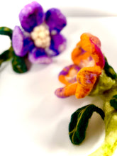 Cargar imagen en el visor de la galería, Flor Solar— Escultura botánica en lana afieltrada