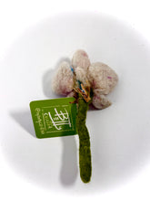 Cargar imagen en el visor de la galería, Orquídea del Alba— Escultura textil y amuleto botánico