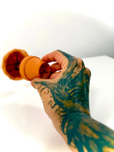 Cargar imagen en el visor de la galería, Hongo del Silencio — Escultura botánica en lana afieltrada
