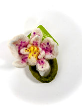 Cargar imagen en el visor de la galería, Orquídea del Alba— Escultura textil y amuleto botánico
