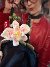 Cargar imagen en el visor de la galería, Orquídea del Alba— Escultura textil y amuleto botánico
