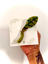 Cargar imagen en el visor de la galería, Hoja del Umbral — Escultura textil y amuleto botánico
