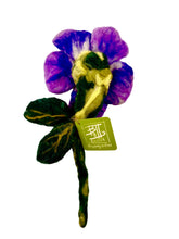 Cargar imagen en el visor de la galería, Flor del Portal — Escultura botánica en lana afieltrada
