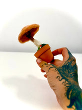 Cargar imagen en el visor de la galería, Hongo del Silencio — Escultura botánica en lana afieltrada
