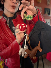 Cargar imagen en el visor de la galería, Amanita del Camino— Escultura textil y amuleto botánico
