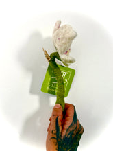 Cargar imagen en el visor de la galería, Orquídea del Alba— Escultura textil y amuleto botánico
