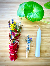 Cargar imagen en el visor de la galería, Conjunto del Varita de Flores -Palo Santo - Vela Blanca-
