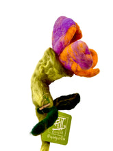 Cargar imagen en el visor de la galería, Flor Solar— Escultura botánica en lana afieltrada
