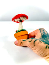 Cargar imagen en el visor de la galería, Amanita del Ensueño— Escultura botánica en lana afieltrada
