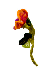 Cargar imagen en el visor de la galería, Flor Solar— Escultura botánica en lana afieltrada
