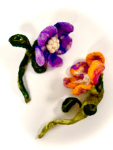 Cargar imagen en el visor de la galería, Flor Solar— Escultura botánica en lana afieltrada
