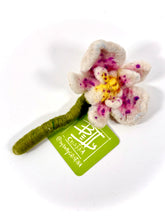 Cargar imagen en el visor de la galería, Orquídea del Alba— Escultura textil y amuleto botánico

