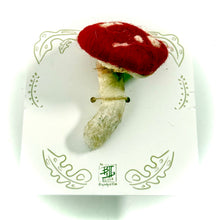 Cargar imagen en el visor de la galería, Amanita del Camino— Escultura textil y amuleto botánico
