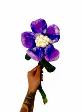 Cargar imagen en el visor de la galería, Flor del Portal — Escultura botánica en lana afieltrada
