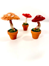 Cargar imagen en el visor de la galería, Hongo del Silencio — Escultura botánica en lana afieltrada
