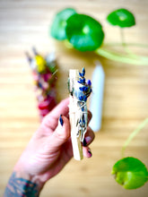 Cargar imagen en el visor de la galería, Conjunto del Varita de Flores -Palo Santo - Vela Blanca-
