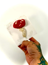 Cargar imagen en el visor de la galería, Amanita del Camino— Escultura textil y amuleto botánico
