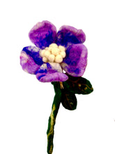 Cargar imagen en el visor de la galería, Flor del Portal — Escultura botánica en lana afieltrada
