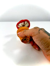 Cargar imagen en el visor de la galería, Amanita del Ensueño— Escultura botánica en lana afieltrada
