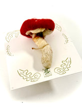 Cargar imagen en el visor de la galería, Amanita del Camino— Escultura textil y amuleto botánico
